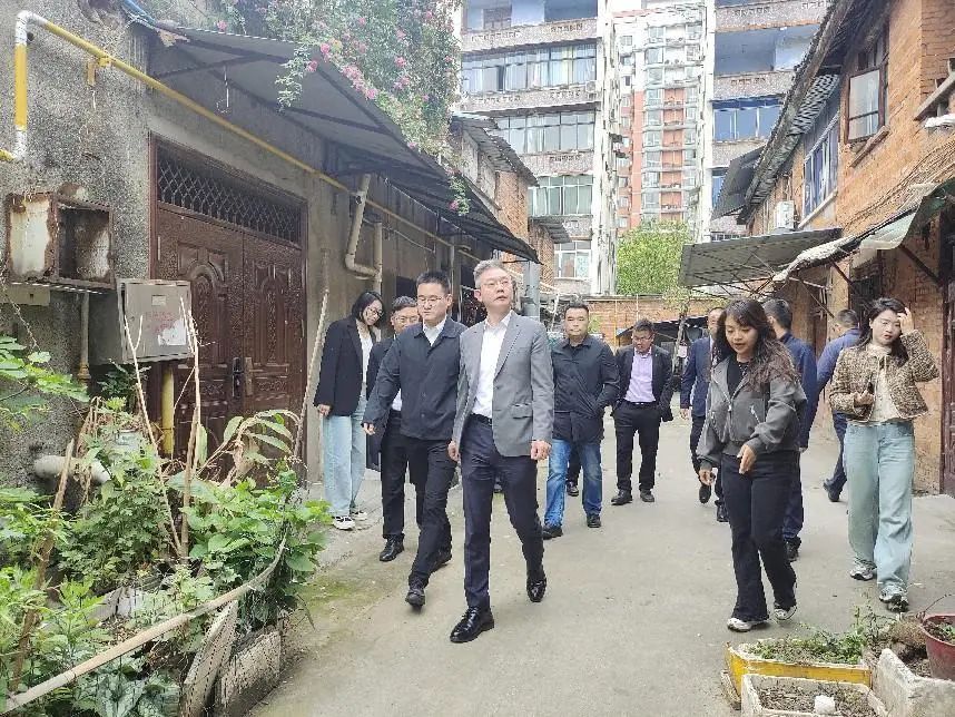 德陽市委常委、組織部部長周鴻調(diào)研督導(dǎo)紅雨村七組城市更新項目推進(jìn)工作